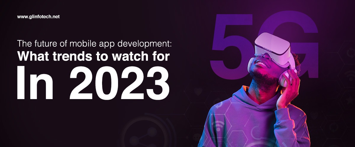 A guy looking at 2023 mobile apps development through VR headset